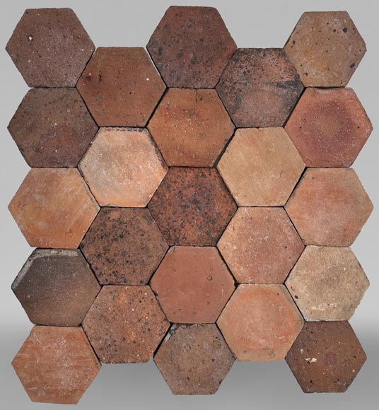 Lot d'environ 6,4 m² de dalles hexagonales anciennes en terre cuite, XIXe siècle-0