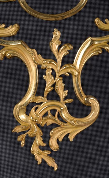 BOUHON Frères (attr. à), Pare-étincelles en bronze doré orné d’espagnolettes, fin du XIXe siècle-3