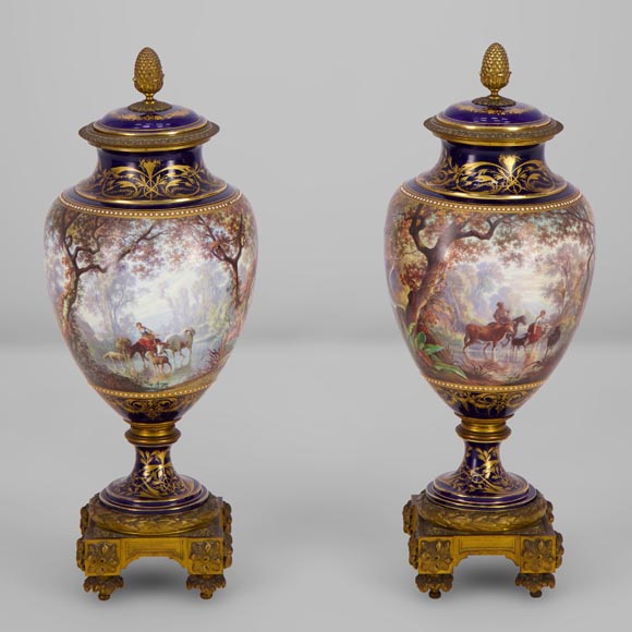 Paire de vases en porcelaine Sèvres montés en bronze doré et peints par J. Machereau, vers 1870-1
