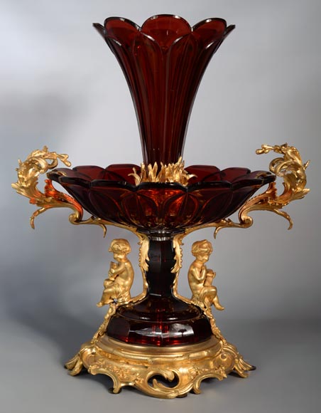 CRISTALLERIE DE CLICHY (attribuée à), Grande coupe en cristal rubis montée en bronze doré, vers 1878-0