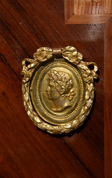 Giuseppe MAGGIOLINI (1738 – 1814)(Entourage de),Remarquable paire de commodes néoclassiques à décor de marqueterie présentant un « Départ pour la chasse » et un « Retour de la chasse », début du XIXe siècle-14