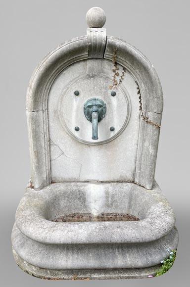 Petite fontaine d'extérieur en pierre marbrière, fin du XIXe siècle-0