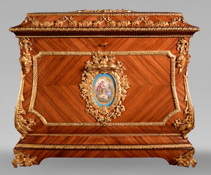 Exceptionnel coffre Napoléon III  en marqueterie d’acajou et de palissandre, bronze doré et plaques en porcelaine de Sèvres-0