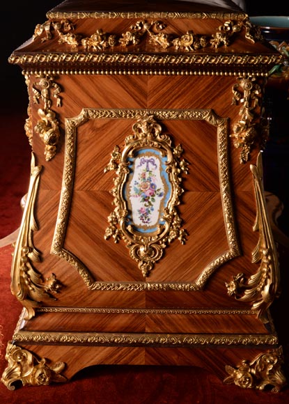 Exceptionnel coffre Napoléon III  en marqueterie d’acajou et de palissandre, bronze doré et plaques en porcelaine de Sèvres-5