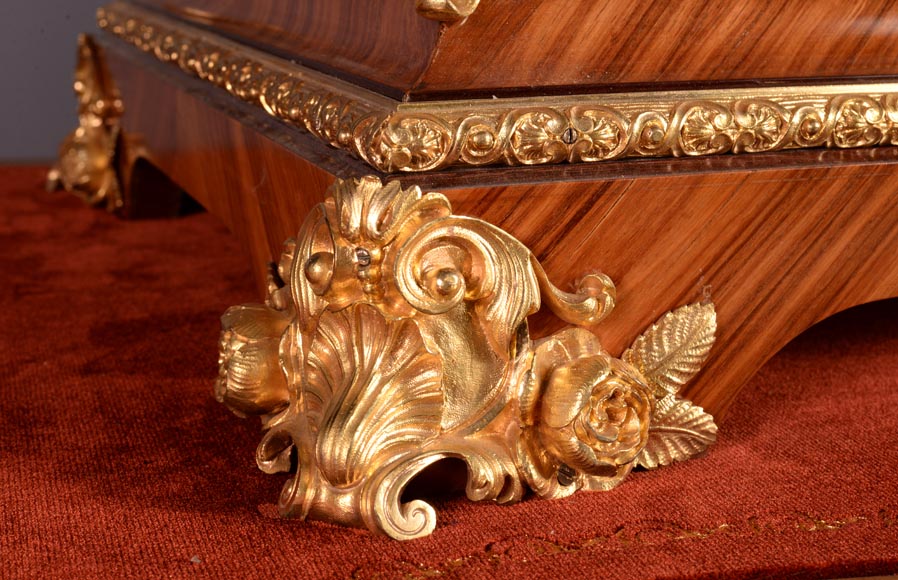 Exceptionnel coffre Napoléon III  en marqueterie d’acajou et de palissandre, bronze doré et plaques en porcelaine de Sèvres-8