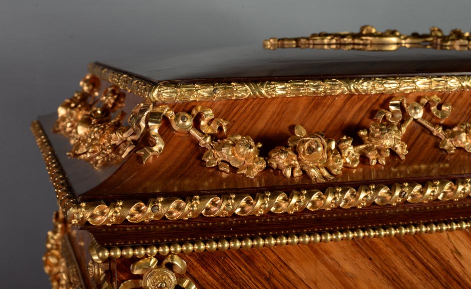 Exceptionnel coffre Napoléon III  en marqueterie d’acajou et de palissandre, bronze doré et plaques en porcelaine de Sèvres-9