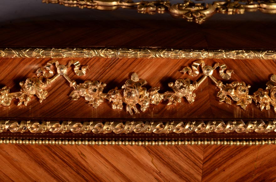Exceptionnel coffre Napoléon III  en marqueterie d’acajou et de palissandre, bronze doré et plaques en porcelaine de Sèvres-10