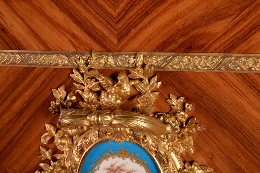 Exceptionnel coffre Napoléon III  en marqueterie d’acajou et de palissandre, bronze doré et plaques en porcelaine de Sèvres-11