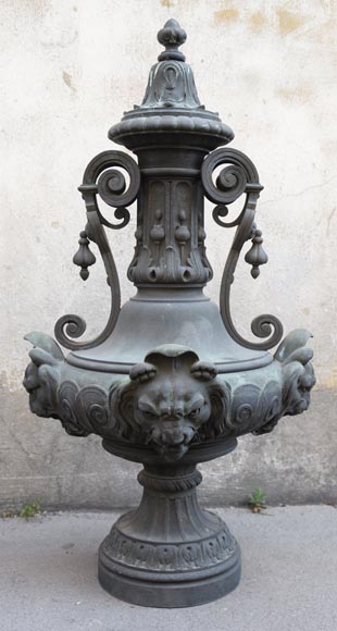 Paire de vases décoratifs dans le goût Néo-Renaissance en bronze patiné, provenant du château de Mouchy-le-Châtel, seconde moitié du XIXe siècle,-3