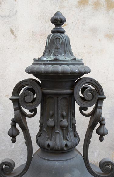 Paire de vases décoratifs dans le goût Néo-Renaissance en bronze patiné, provenant du château de Mouchy-le-Châtel, seconde moitié du XIXe siècle,-4