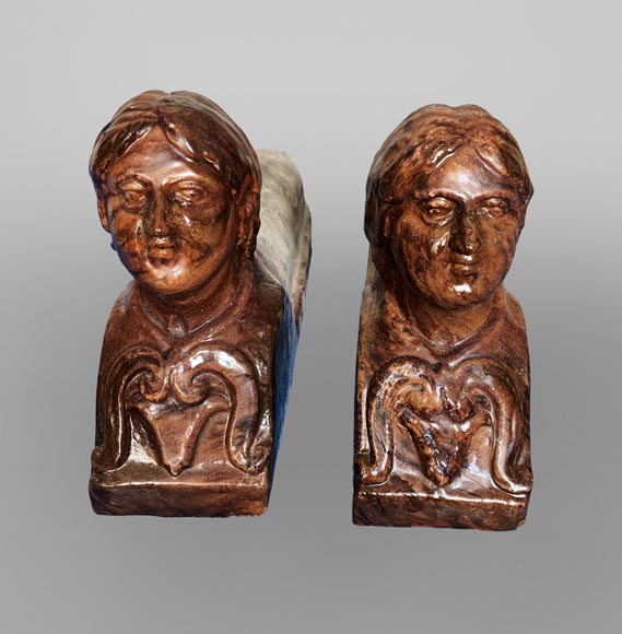 Surprenante paire de chenets en terre vernissée brune à buste de femme,  Italie du nord, vers 1850-2
