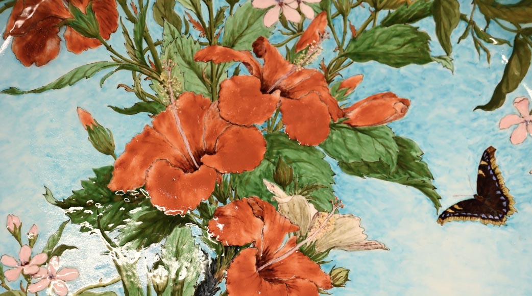 Théodore DECK, plat en faïence émaillée à décor d'hibiscus et de quisqualis-1