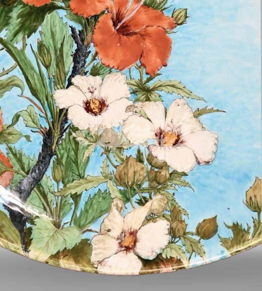 Théodore DECK, plat en faïence émaillée à décor d'hibiscus et de quisqualis-2