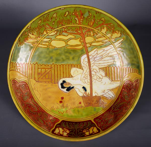 VILMOS ZSOLNAY (attribué à), plat en faïence à décor de cygne, fin du XIXe siècle-0