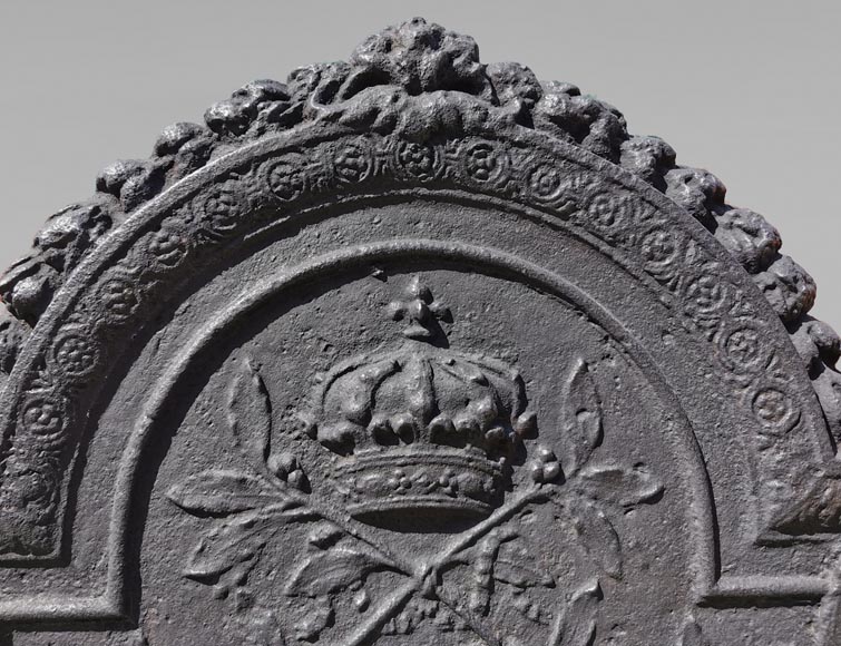 Rare plaque de cheminée au monogramme de Louis XIV et aux armes de France, vers 1700-1