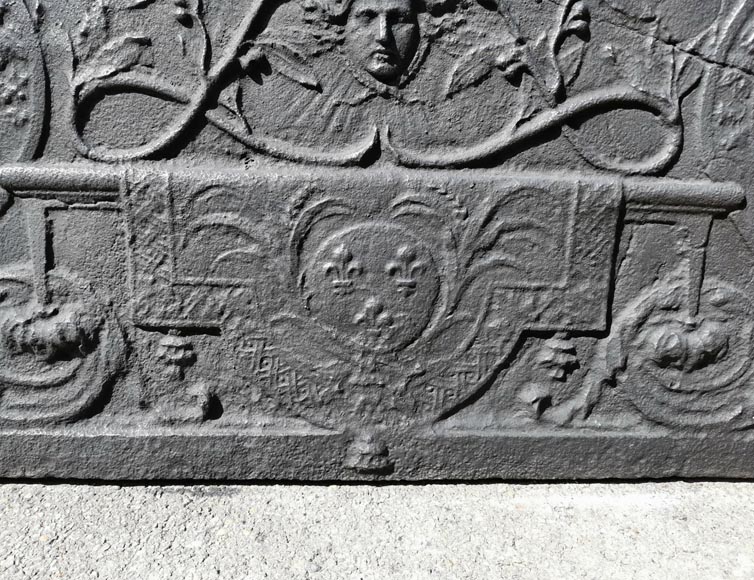 Rare plaque de cheminée au monogramme de Louis XIV et aux armes de France, vers 1700-4