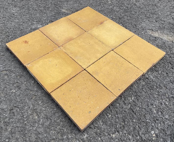 Lot d'environ 15m² de tomettes carrées en terre cuite-1