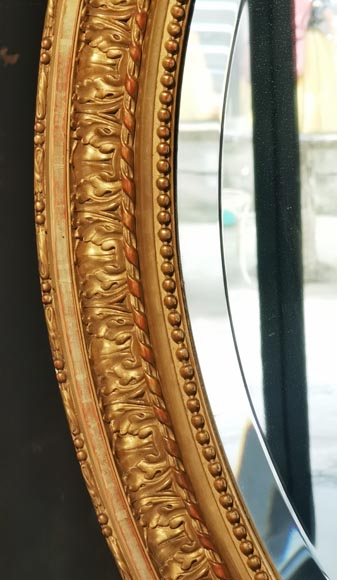 Miroir ovale en bois doré de style Louis XV au vase fleuri-3