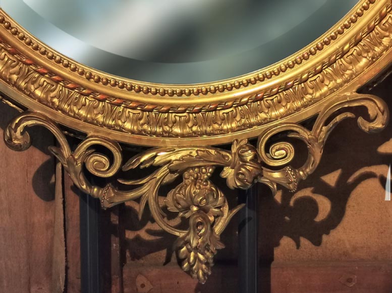 Miroir ovale en bois doré de style Louis XV au vase fleuri-4
