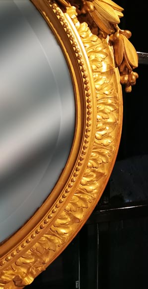 Miroir à l'abondant décor Louis XVI de guirlandes et rameaux-3