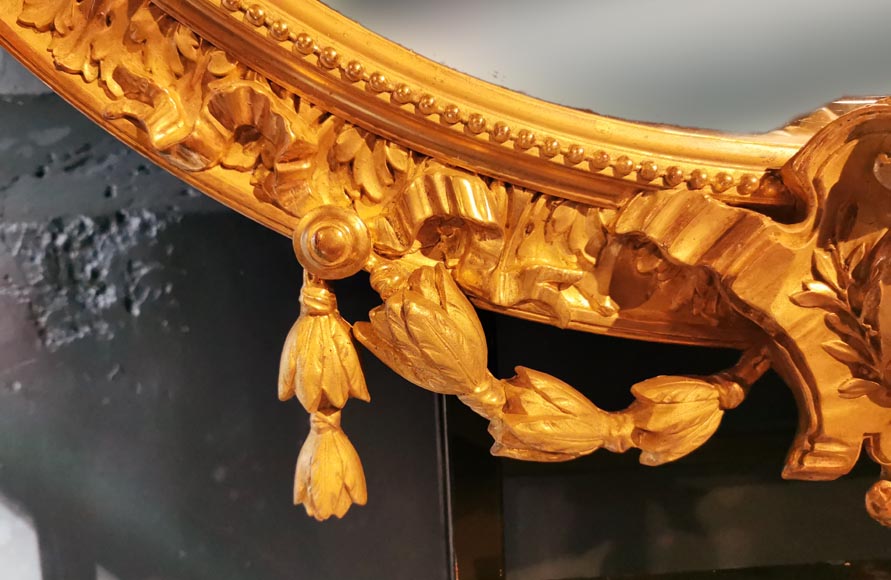 Miroir à l'abondant décor Louis XVI de guirlandes et rameaux-5