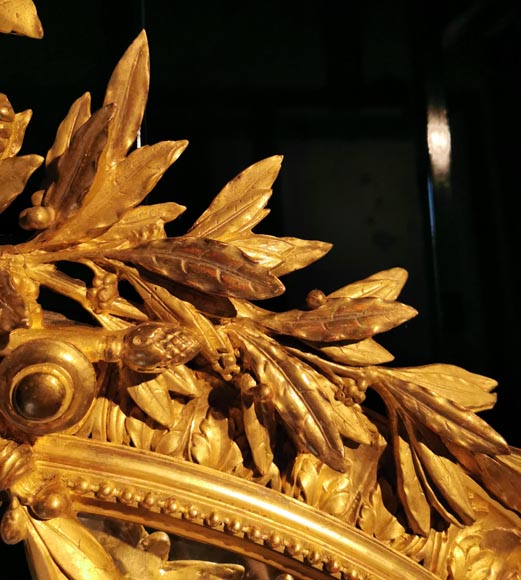 Miroir à l'abondant décor Louis XVI de guirlandes et rameaux-6
