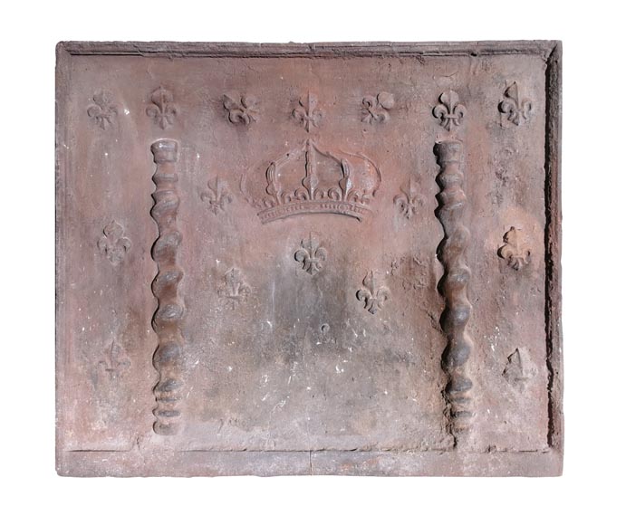 Grande plaque de cheminée en fonte ornée d'une couronne et de fleurs de lys-0
