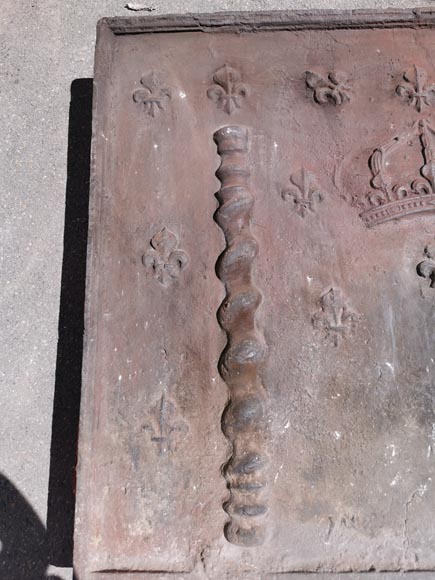 Grande plaque de cheminée en fonte ornée d'une couronne et de fleurs de lys-3