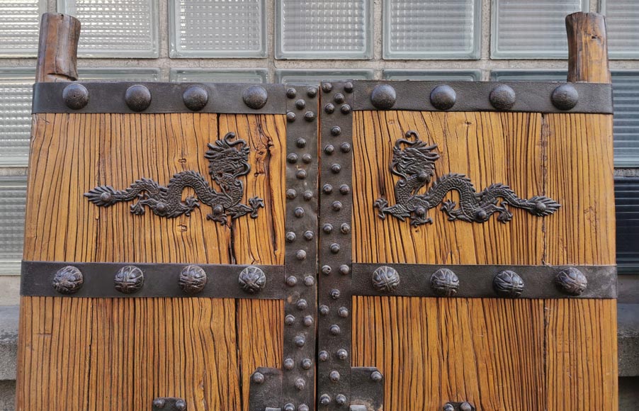 Double porte chinoise en chêne aux dragons, vers 1950-1