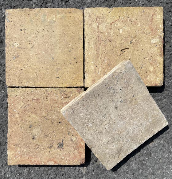 Lot d'environ 2m² de tomettes carrées en terre cuite-2