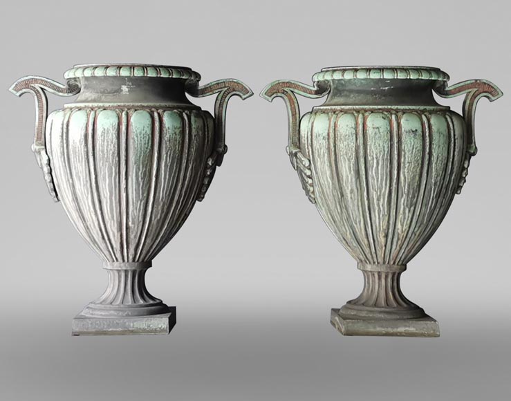 Paire de vases de jardin en bronze de style Empire -0