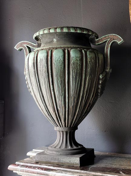 Paire de vases de jardin en bronze de style Empire -1