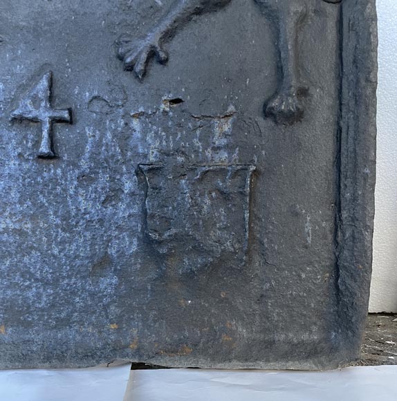 Plaque de cheminée en fonte de fer aux armoiries datée 1634, -4