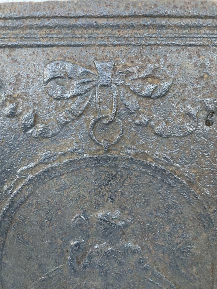 Plaque de cheminée en fonte représentant Vénus dans un médaillon-3