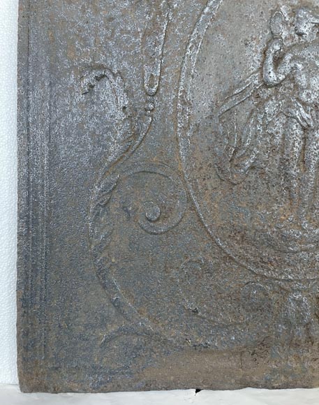Plaque de cheminée en fonte représentant Vénus dans un médaillon-5