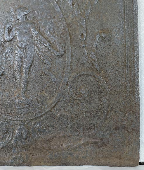 Plaque de cheminée en fonte représentant Vénus dans un médaillon-6