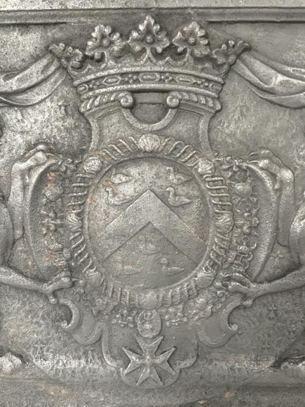 Plaque de cheminée aux armes de Louis d'Aumont de Rochebaron, XVIIIe siècle-2