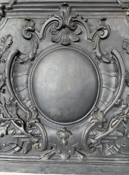 Plaque de cheminée de style Louis XV au cartouche-1