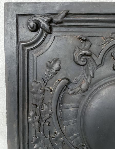 Plaque de cheminée de style Louis XV au cartouche-2