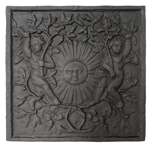 Plaque de cheminée de style Louis XIV au mascarons du Roi Soleil-0