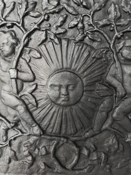 Plaque de cheminée de style Louis XIV au mascarons du Roi Soleil-2