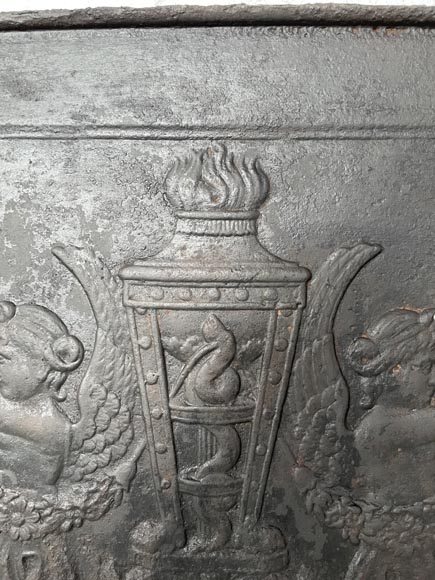 Plaque de cheminée en fonte de style Louis XVI au brûle parfum et aux sirènes-2