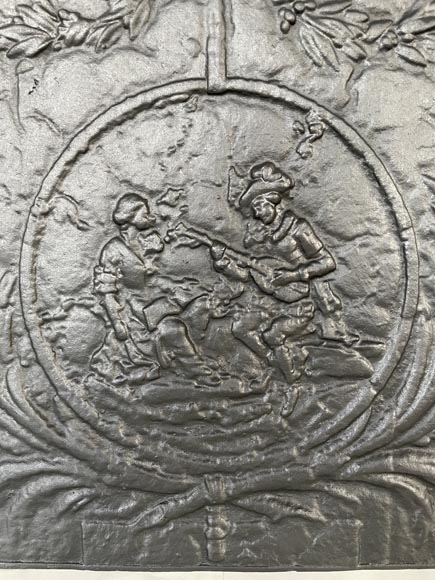 Plaque de cheminée ornée d'une scène galante dans un médaillon-1