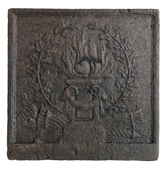 Petite plaque de cheminée ancienne de style Louis XVI, allégorie de l'Amour-0