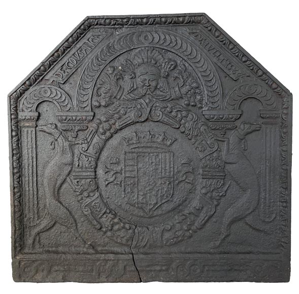 Plaque de cheminée aux armoiries effacées soutenues par des lévriers, XIXe siècle-0
