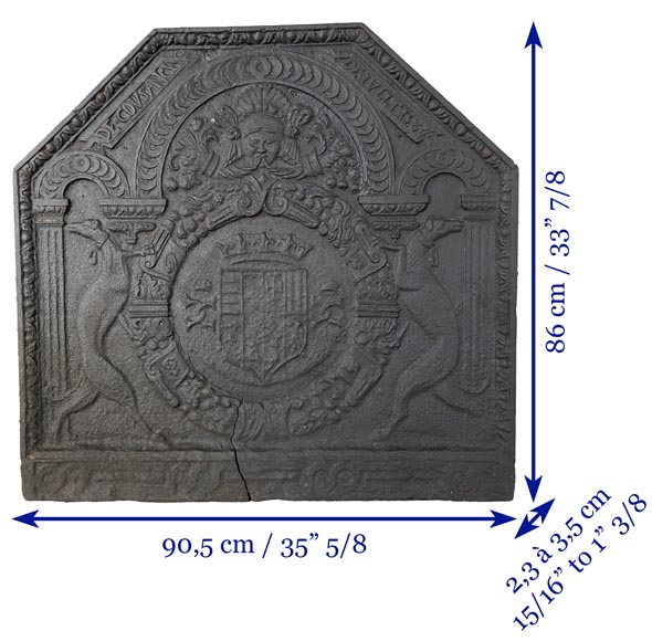 Plaque de cheminée aux armoiries effacées soutenues par des lévriers, XIXe siècle-11