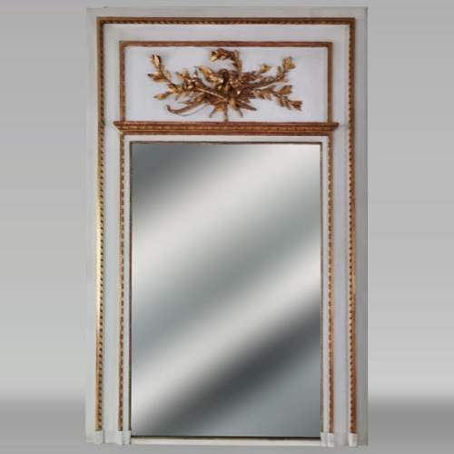 Trumeau de style Louis XVI à l'allégorie de l'Amour en bois doré et sculpté