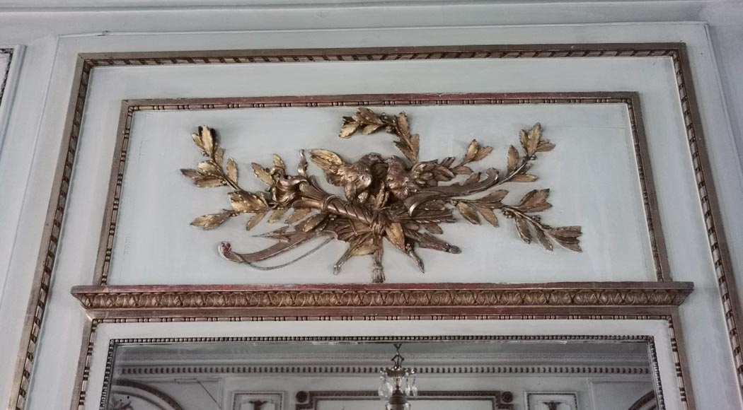 Trumeau de style Louis XVI à l'allégorie de l'Amour en bois doré et sculpté-1