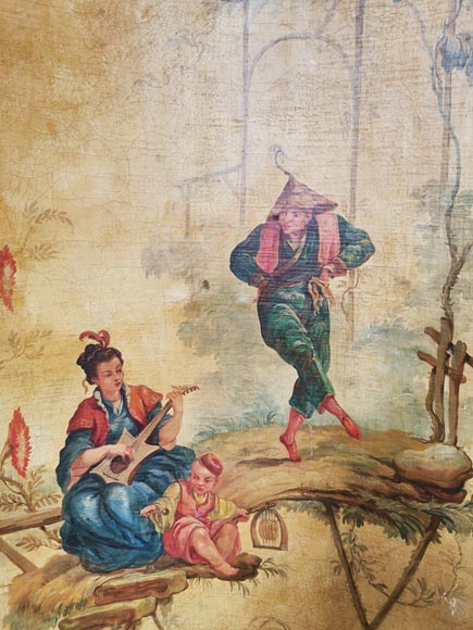 Ensemble de trois panneaux peints galbés au décor de chinoiseries-8