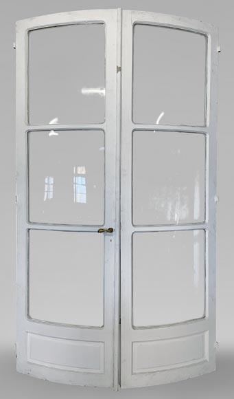 Double porte en bois peint galbée à carreaux-0